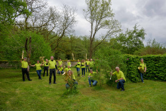 Gruppenbild des Posaunenchores im Garten von Schloss Kugelhammer