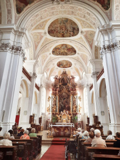 der Frauenkreis in einer Kirche