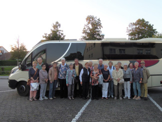 der Frauenkreis vor seinem Bus