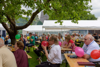 Festgemeinde beim Gottesdienst