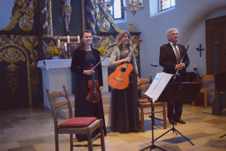 Gragnani Trio stehend vor dem Altar nach dem Konzert
