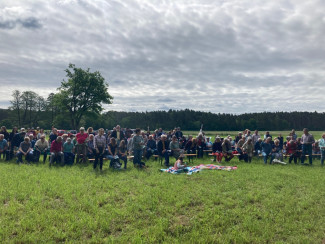 Gottesdienstbesucher am Ratzerwinkelweiher