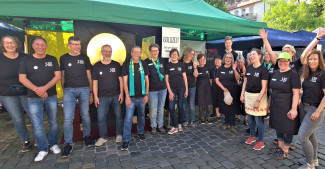 einige Mitwirkende vor dem Dekanatsstand am Abend der Begegnung