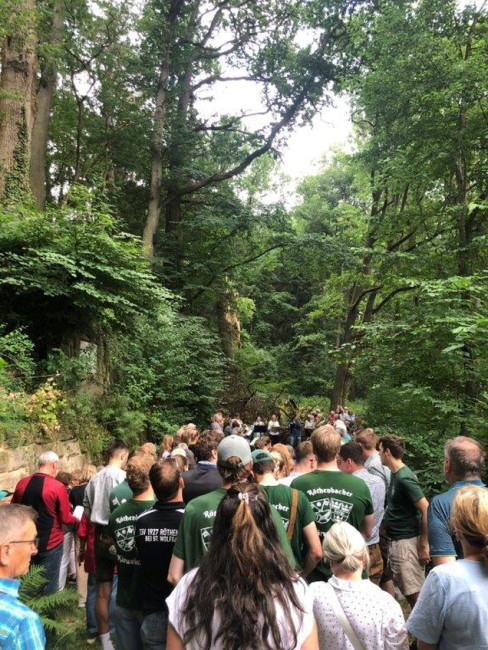 Gottesdienst-Besucher in der Gauchsbachschlucht