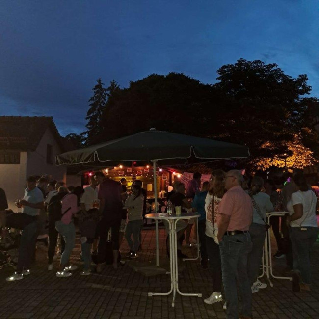 Kärwabetrieb vorm Gemeindehaus bei Nacht