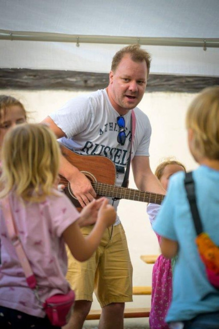 Pfr. Lehnemann beim Kinder-Mitmachkonzert