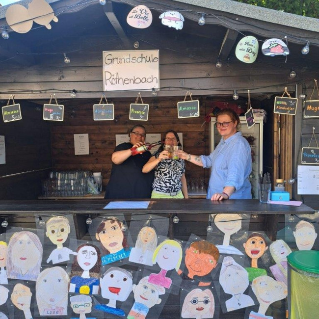 3 Helferinnen in der Prosecco-Bar prosten sich zu