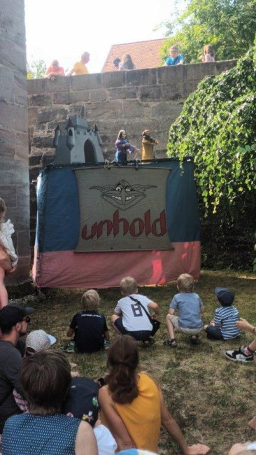 Kinder vor der Puppentheater-Bühne