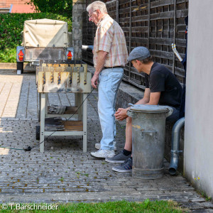 unser Grillmeister beim Vorbereiten