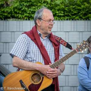 Pfr. Kneißl mit Gitarre