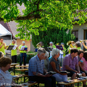 Blick von vorne auf Gemeinde und Posaunenchor