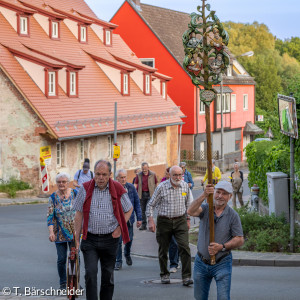 Die Gruppe kommt an der Wolfgangskirche an