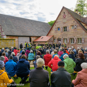 Zuhörer und Posaunenchor vor der Schlossscheune