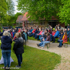 Zuhörer und Posaunenchor von der Gartenseite