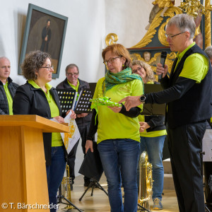 Fr. Ziegler bekommt Urkunde und Geschenk