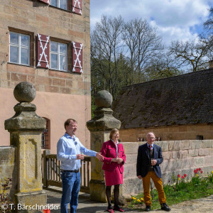 Pfr. Lehnemann und das Ehepaar von Kreß bei der Begrüßung