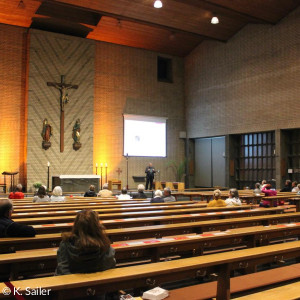 Blick in den Kirchenraum mit den Zuhörern des Vortrags