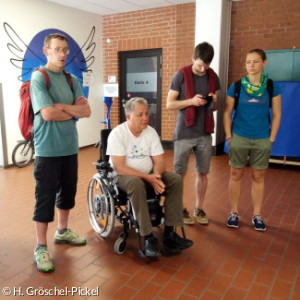 behinderte und nicht-behinderte Personen warten in einer Halle