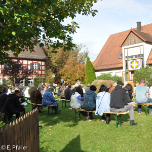 Blick auf die Gemeinde Richtung Gemeindehaus