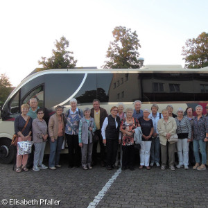 der Frauenkreis vor seinem Bus