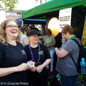 mehrere Personen am Goldzeit-Stand