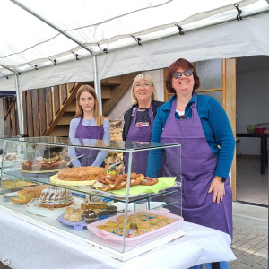 3 Helferinnen hinter der Kuchentheke