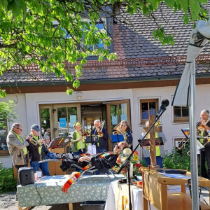 Pfr. Lehnemann auf einem Podest im Liegestuhl